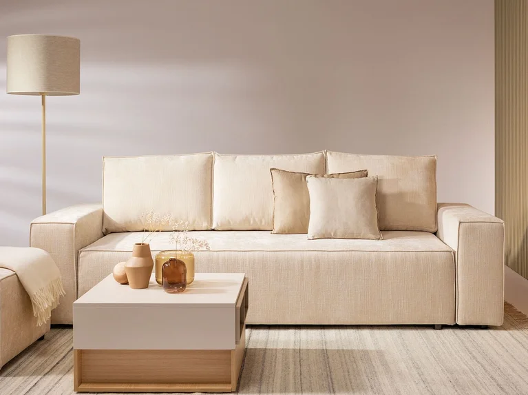 Beżowa sofa w jasnym salonie